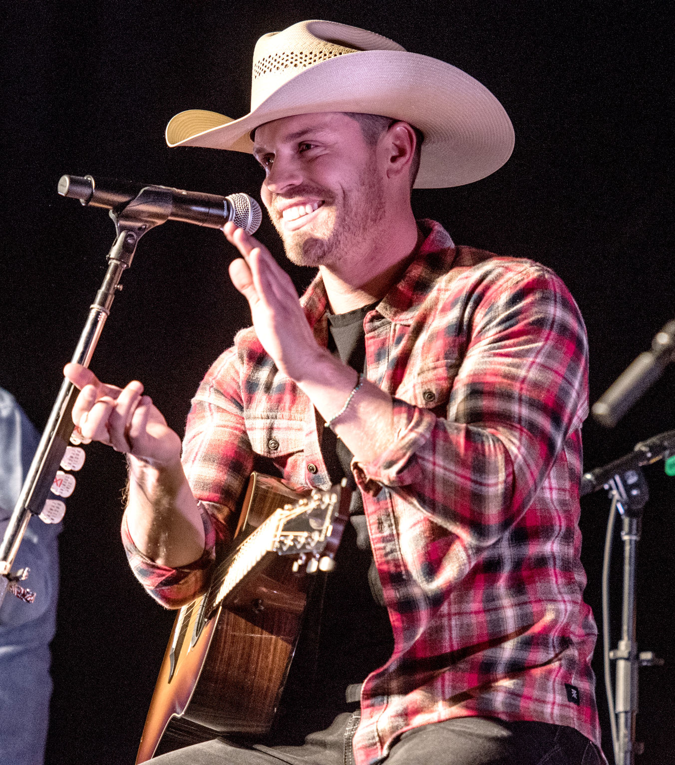 Dustin Lynch.jpg